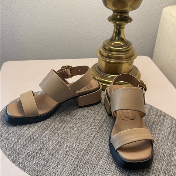 AEROSOLES Shoes - Aerosoles Dove Tan Sandals